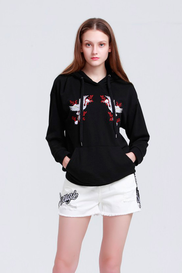 Фото товара 15162, свободная толстовка с капюшоном и вышивкой журавли